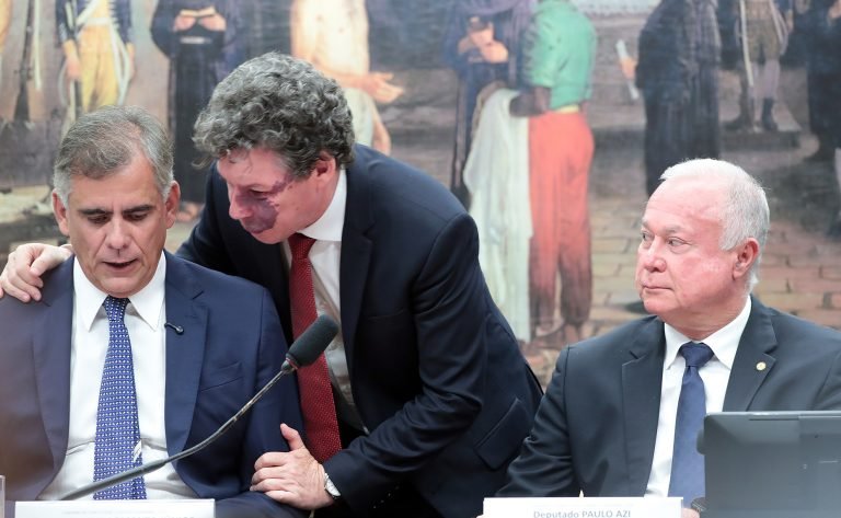 Comissão aprova admissibilidade de propostas que acabam com a escala 6x1