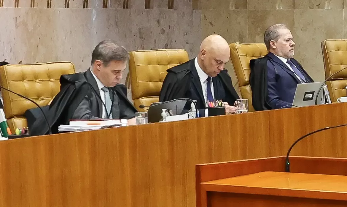 SUPREMO DIVIDIDO: DINO PEDE VISTA E STF TERMINA SESSÃO HISTÓRICA SEM DECIDIR CASO MORAES