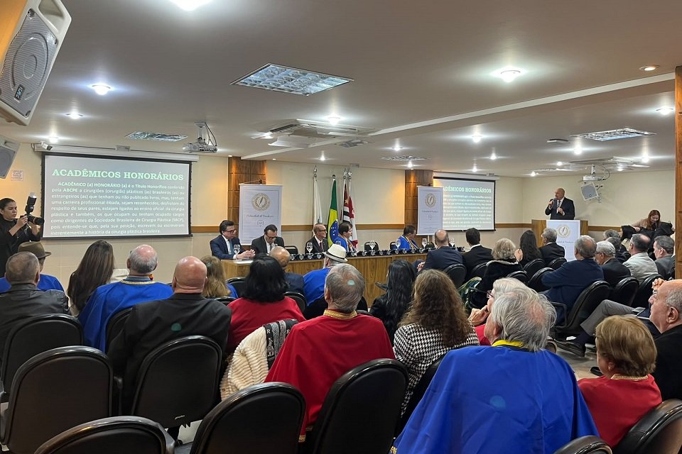APM sedia fundação da Academia Brasileira de Cirurgiões Plásticos Escritores